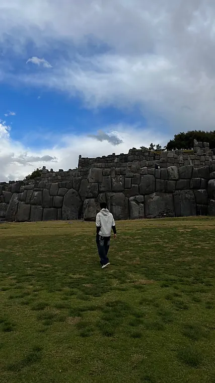 Hugo caminando hacia los muros de Sacsayhuamán